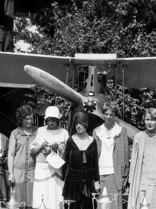 Die von Amelia Earhart mit gegründete Vereinigung von Pilotinnen "Ninety-Nines" 1929 in Los Angeles.