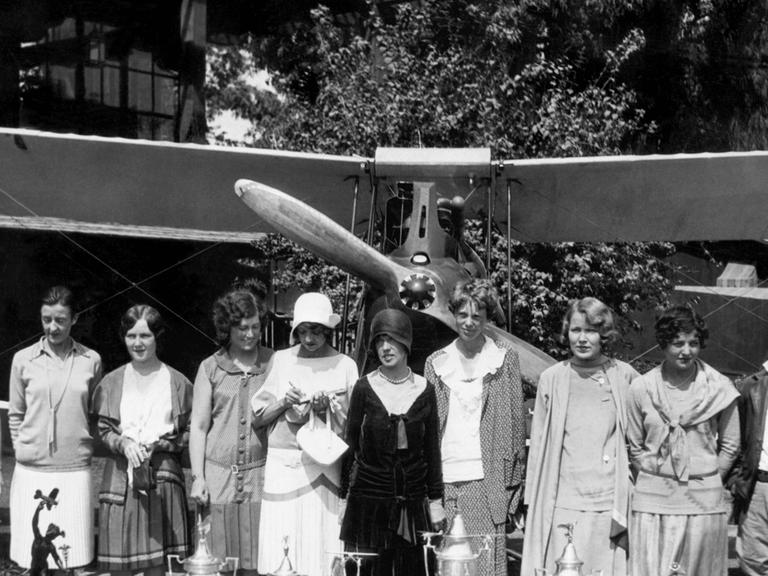 Die von Amelia Earhart mit gegründete Vereinigung von Pilotinnen "Ninety-Nines" 1929 in Los Angeles.