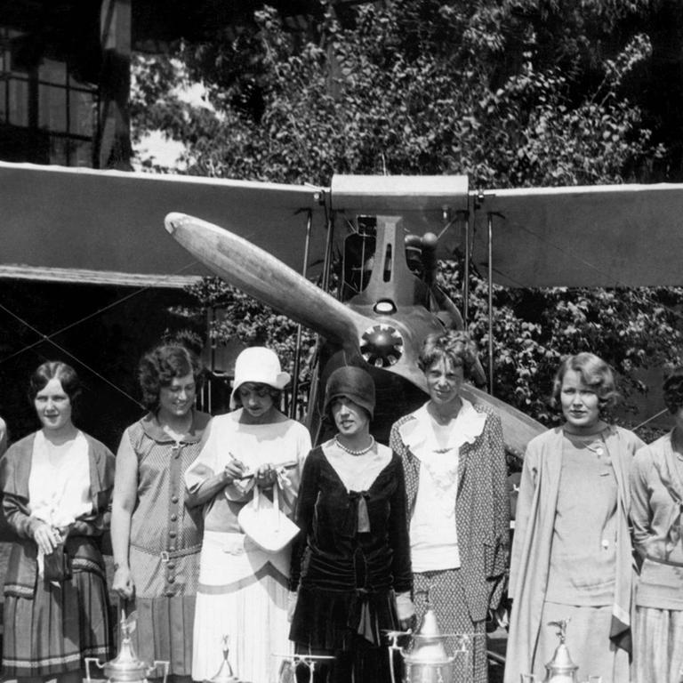 Die von Amelia Earhart mit gegründete Vereinigung von Pilotinnen "Ninety-Nines" 1929 in Los Angeles.