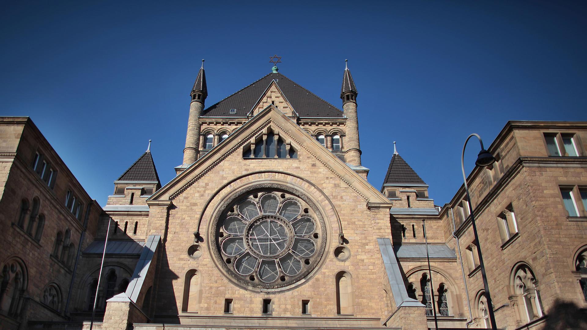 Blick auf die Hauptfront der historischen Kölner Synagoge Blick auf die Hauptfront der historischen Kölner Synagoge