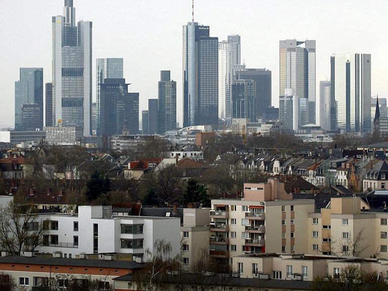 Über den Wohnhäusern des Frankfurter Stadtteils Ostend erheben sich die Hochhäuser der Stadt.