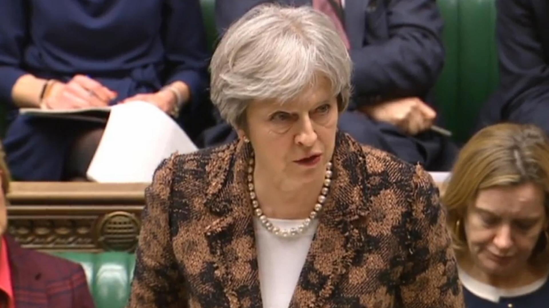 Theresa May, Premierministerin von Großbritannien, spricht bei einer Parlamentssitzung über das Attentat mit einem Nervengift auf den russischen Ex-Doppelagenten Skripal. Sie steht am Mikrofon und spricht zu den Abgeordneten des Unterhauses in Lodon.