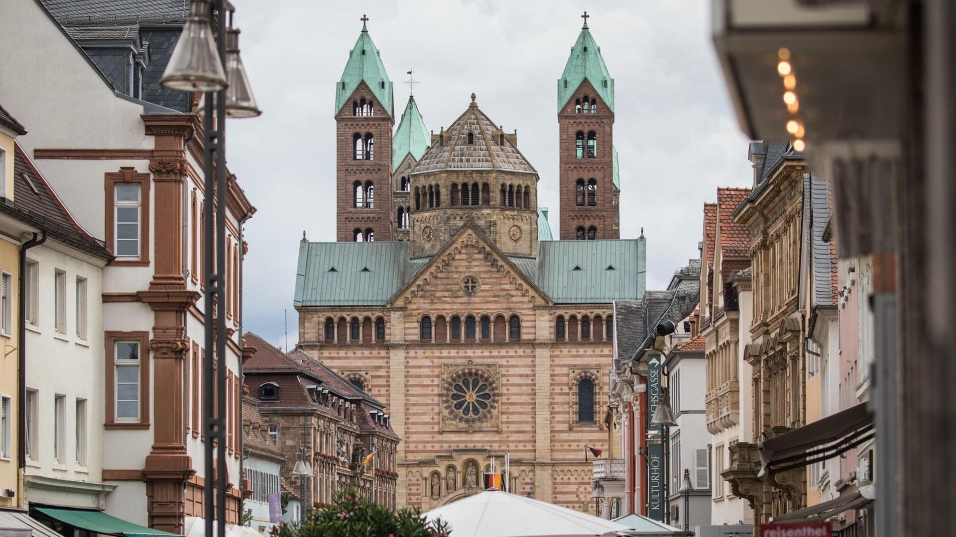 Blick auf den Kaiserdom in Speyer (Rheinland-Pfalz), aufgenommen am 29.06.2017. Blick auf den Kaiserdom in Speyer (Rheinland-Pfalz), aufgenommen am 29.06.2017.