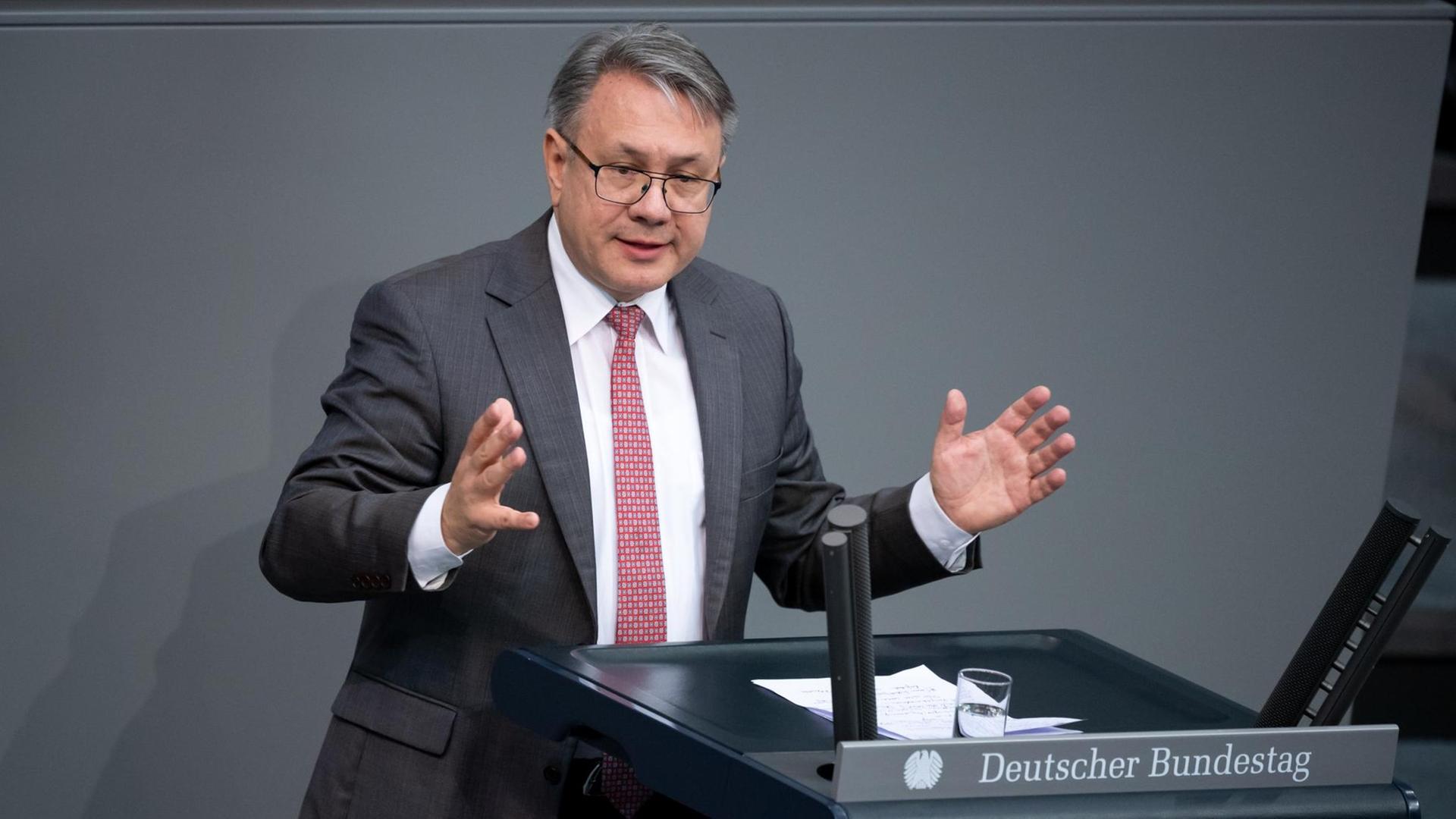 Georg Nüßlein (CSU) spricht in der Plenarsitzung im Deutschen Bundestag.