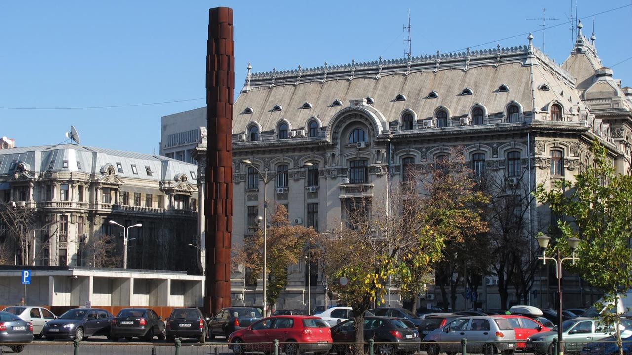 Eine Metallsäule ist Teil des Holocaustdenkmals im Zentrum von Bukarest, das der Bildhauer Peter Jacobi geschaffen hat.