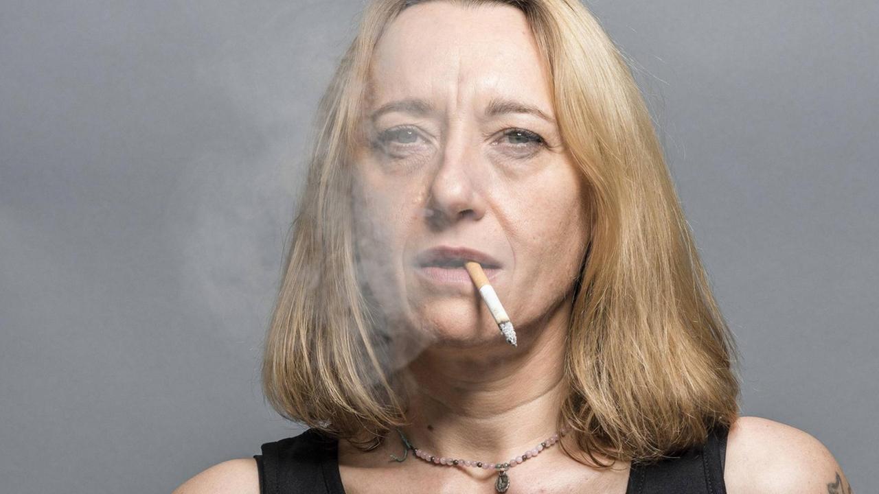 Portrait von Virginie Despentes mit Zigarette im Mund