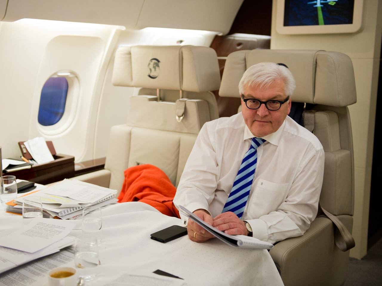 Außenminister Frank-Walter Steinmeier (SPD) sitzt im Flugzeug auf dem Weg nach Athen.
