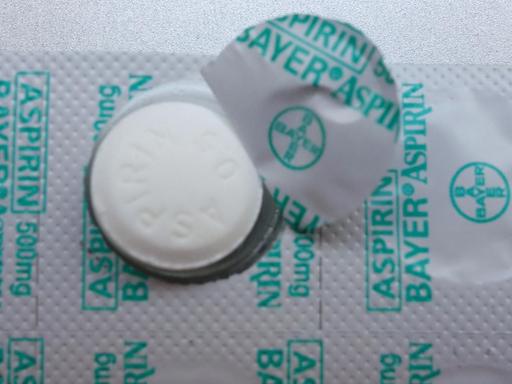 Ein Briefchen mit Aspirin-Tabletten
