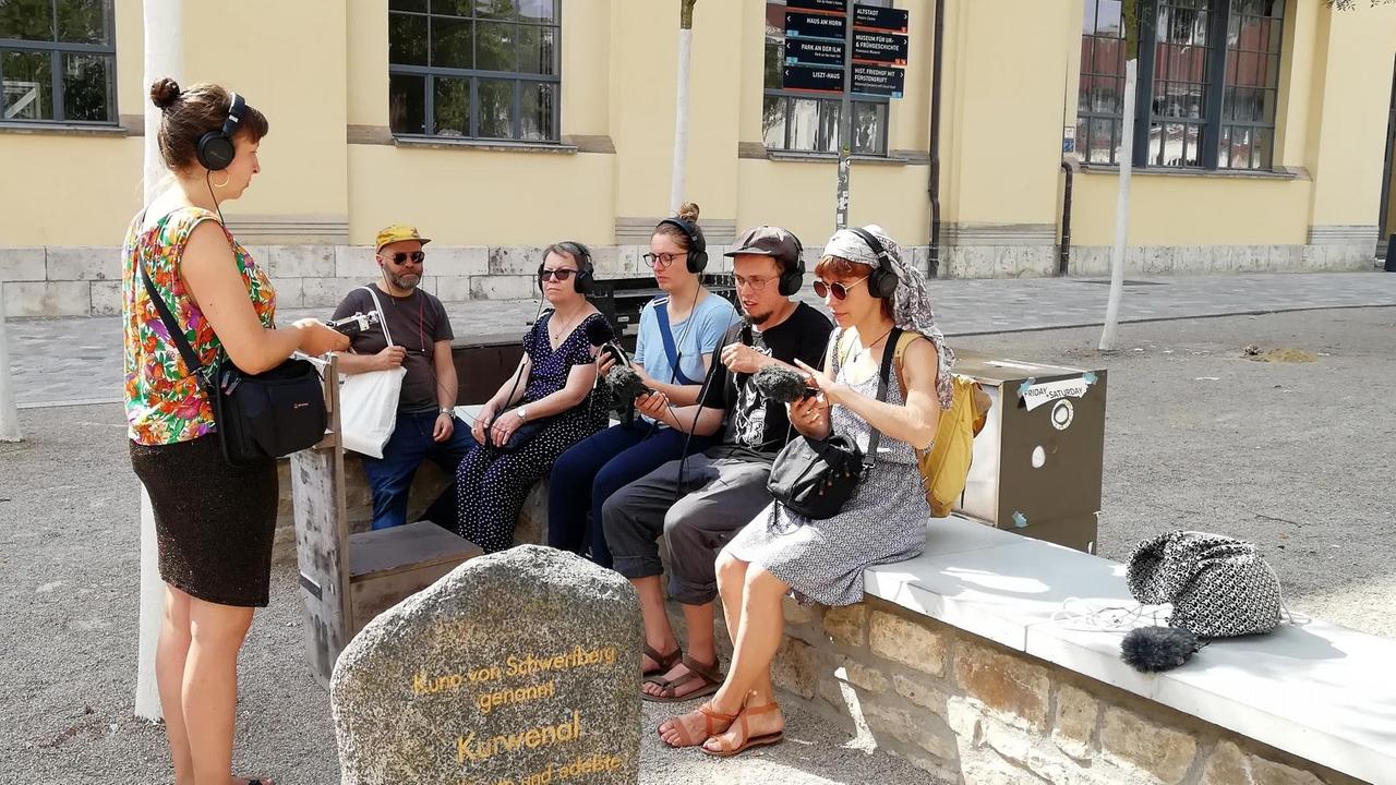 Lena Löhr, Co-Inititiatorin des Audiowalks: durch das Aufnahmegerät klingt die Umgebung plötzlich anders