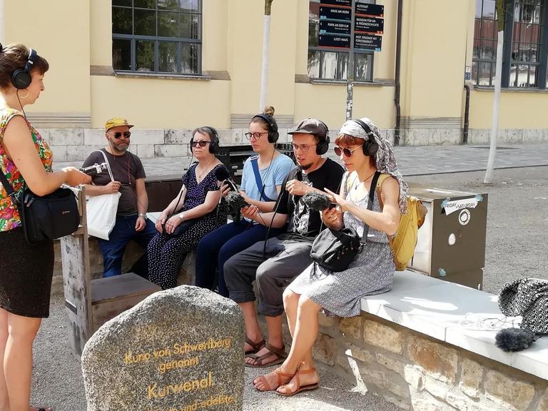 Lena Löhr, Co-Inititiatorin des Audiowalks: durch das Aufnahmegerät klingt die Umgebung plötzlich anders