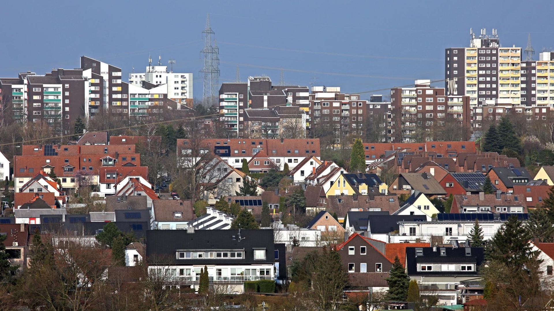 Hochhäuser am Stadtrand von Essen, im Vordergrund Einfamilienhäuser