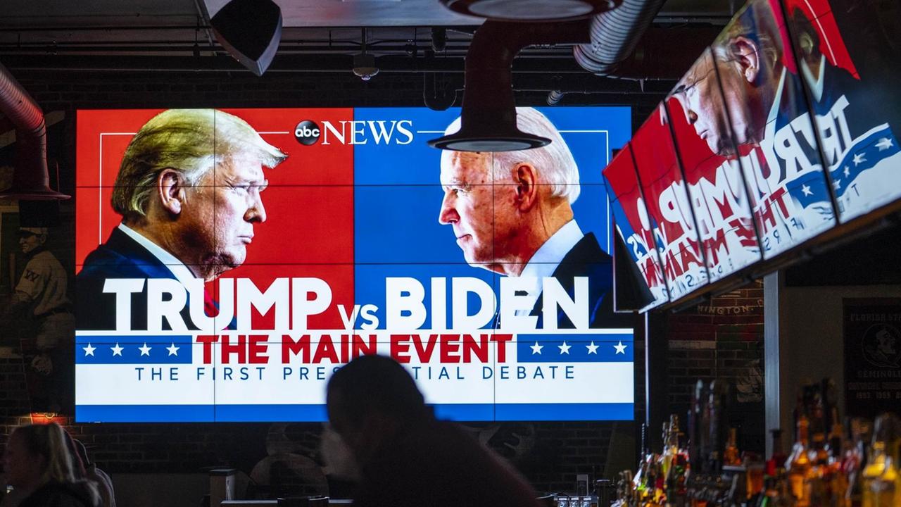 Fernsehbildschirme, auf denen die erste Präsidentendebatte zwischen US-Präsident Donald Trump und seinem Herausforder Joe Biden ausgestrahlt wird, sind am 29. September 2020 in der Walters Sports Bar in Washington, USA, zu sehen. Sarah Silbiger/Getty Images/AFP