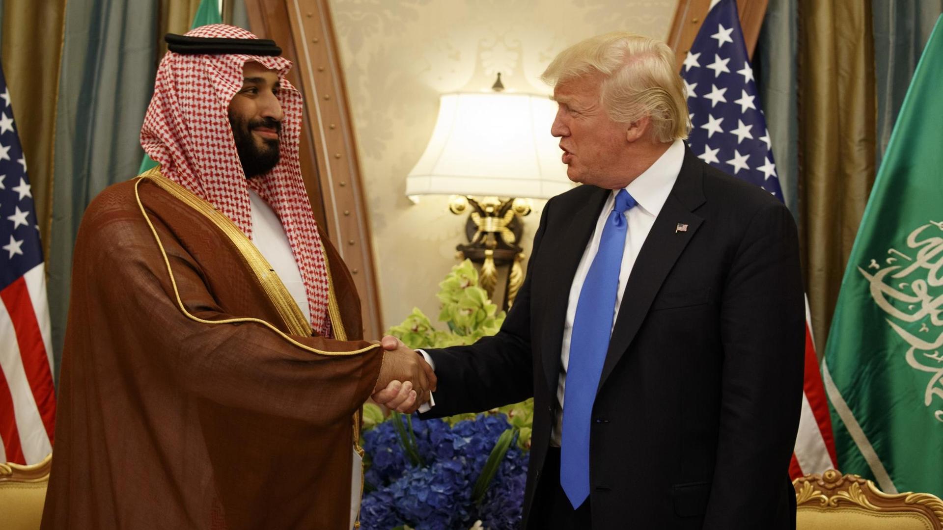 US-Präsident Donald Trump (r)und der stellvertretende saudi-arabische Kronprinz und Verteidigungsminister, Mohammed bin Salman, schütteln bei einem Treffen am 20.05.2017 in Riad (Saudi-Arabien) Hände.