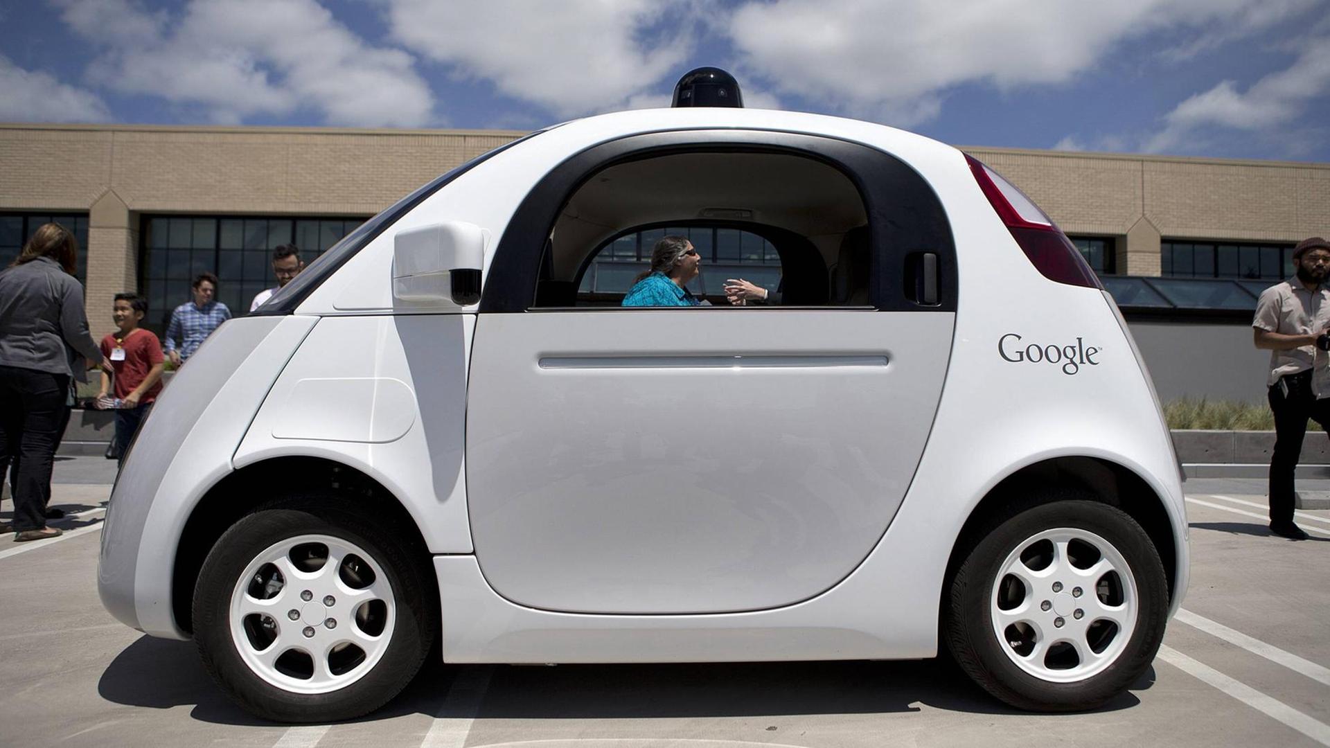 Das selbstfahrendes Auto von Google.Das Google-Ei oder der Google-Toaster ist als Zweisitzer ausgestattet und wird auf der IAA 2015 vorgestellt.