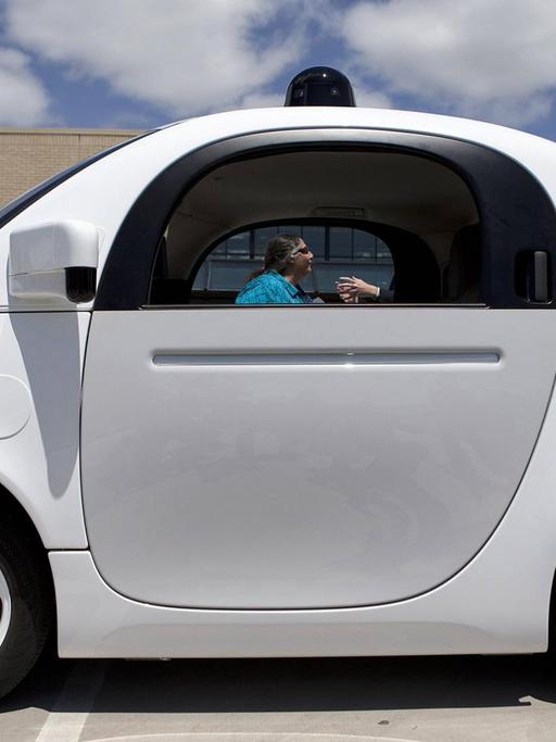 Das selbstfahrendes Auto von Google.Das Google-Ei oder der Google-Toaster ist als Zweisitzer ausgestattet und wird auf der IAA 2015 vorgestellt.