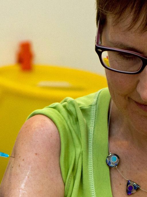 Ruth Atkins lässt sich als eine von 60 Freiwilligen den möglichen Impfstoff injizieren