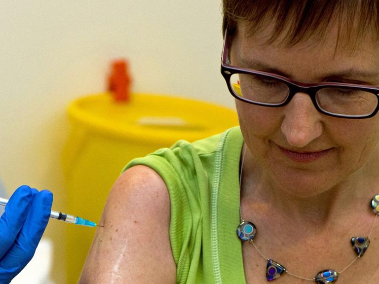 Weltweit werden derzeit Medikamente gegen Ebola getestet. Hier hat sich eine Freiwillige in Großbritannien für eine Versuchsreihe zur Verfügung gestellt. 