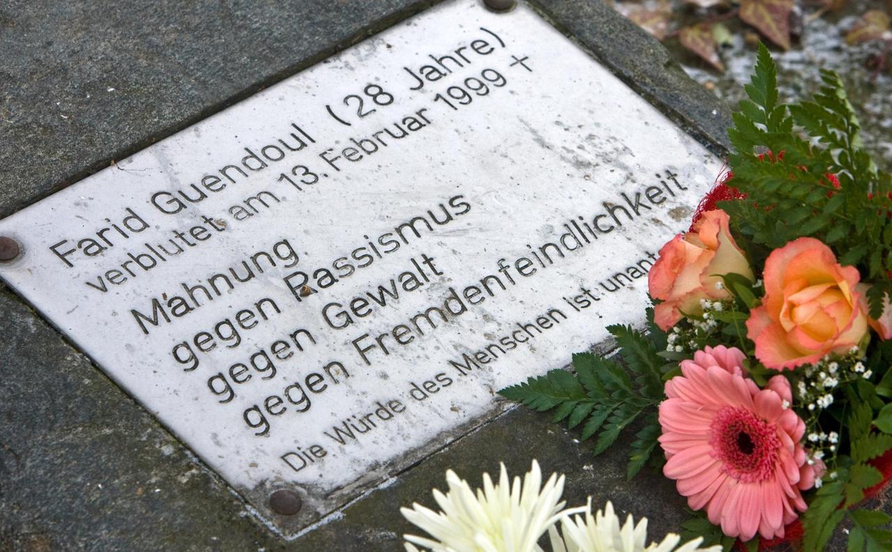 Auf dem Gedenkstein für den toten algerischen Asylbewerber Farid Guendoul in der brandenburgischen Stadt Guben (Spree-Neiße) liegen am Freitag (13.02.2009) Blumen.
