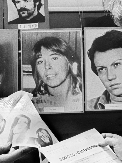 Zwei Männer lesen am 2. Juni 1978 Handzettel der Polizei, mit denen nach RAF-Terroristen gefahndet wird.