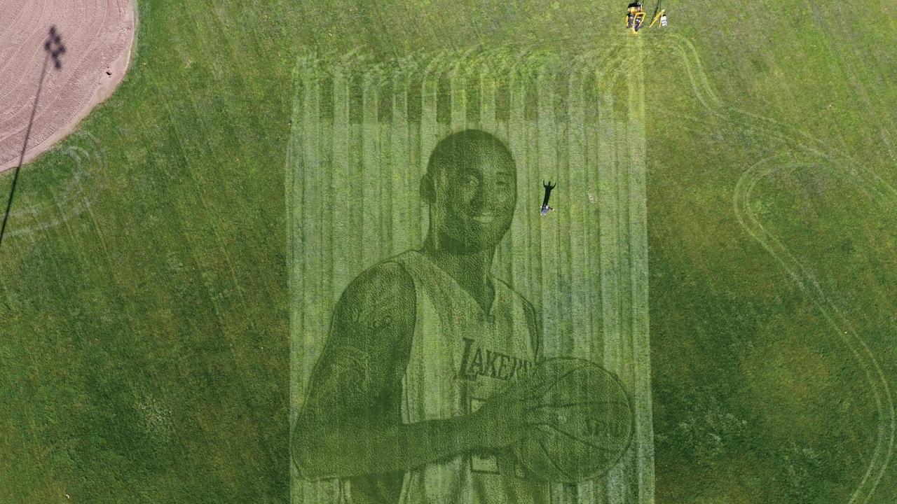 Ein 35 Meter hohes Bild von Kobe Bryant wurde zum Andenken mit einem Rasenmäher in eine Rasenfläche gemäht.
