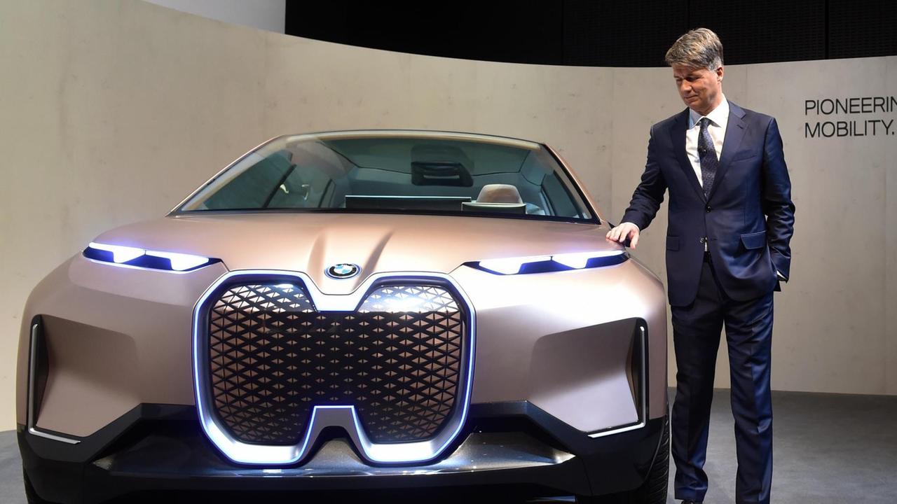 BMW-Vorstandschef Harald Krüger am 20. März 2019 in München mit dem BMW i car