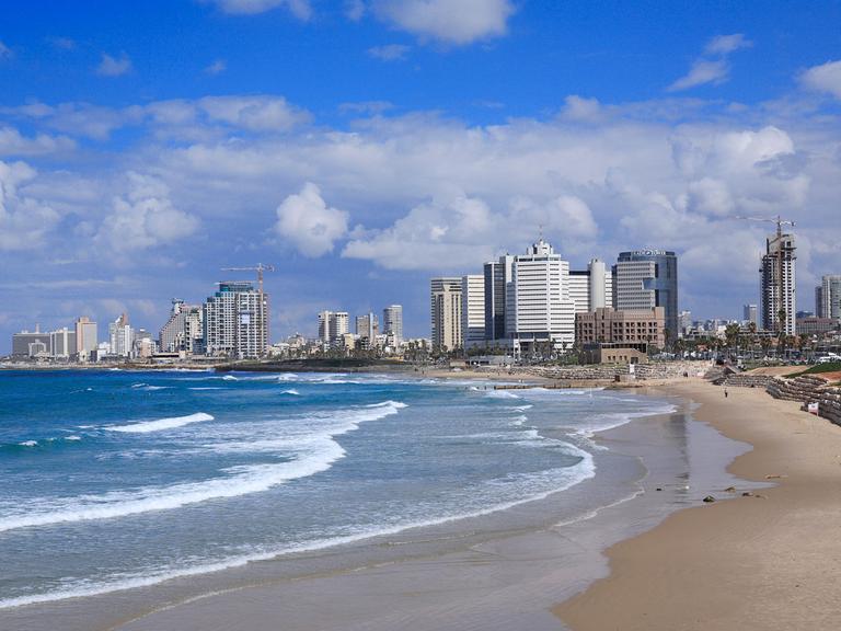 Blick auf das moderne Stadtzentrum von Tel Aviv aus Richtung der Strandpromenande in Tel Aviv Jaffa, Israel