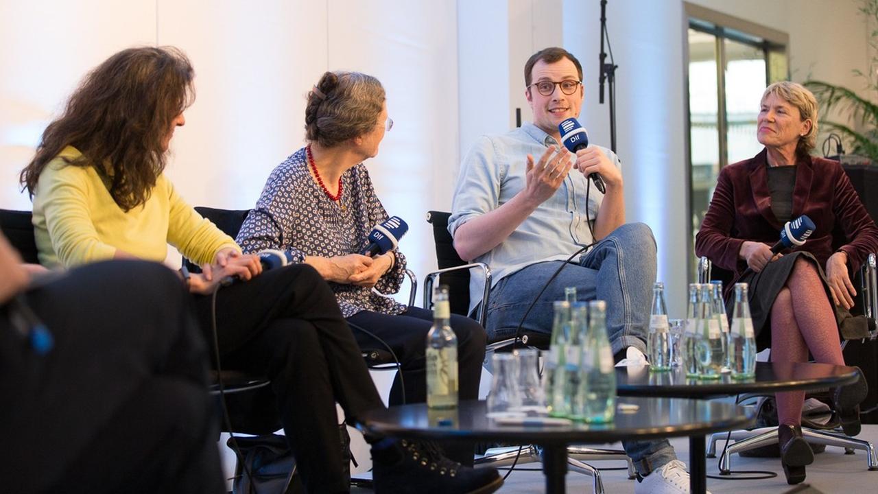 Mary Fulbrook, Laila Stieler, Johannes Nichelmann, Jakobine Motz, Dörte Fiedler, Ulrike Bajohr und Wolfgang Schiller (vlnr.) während einer Diskussion über das Erzählen über die DDR