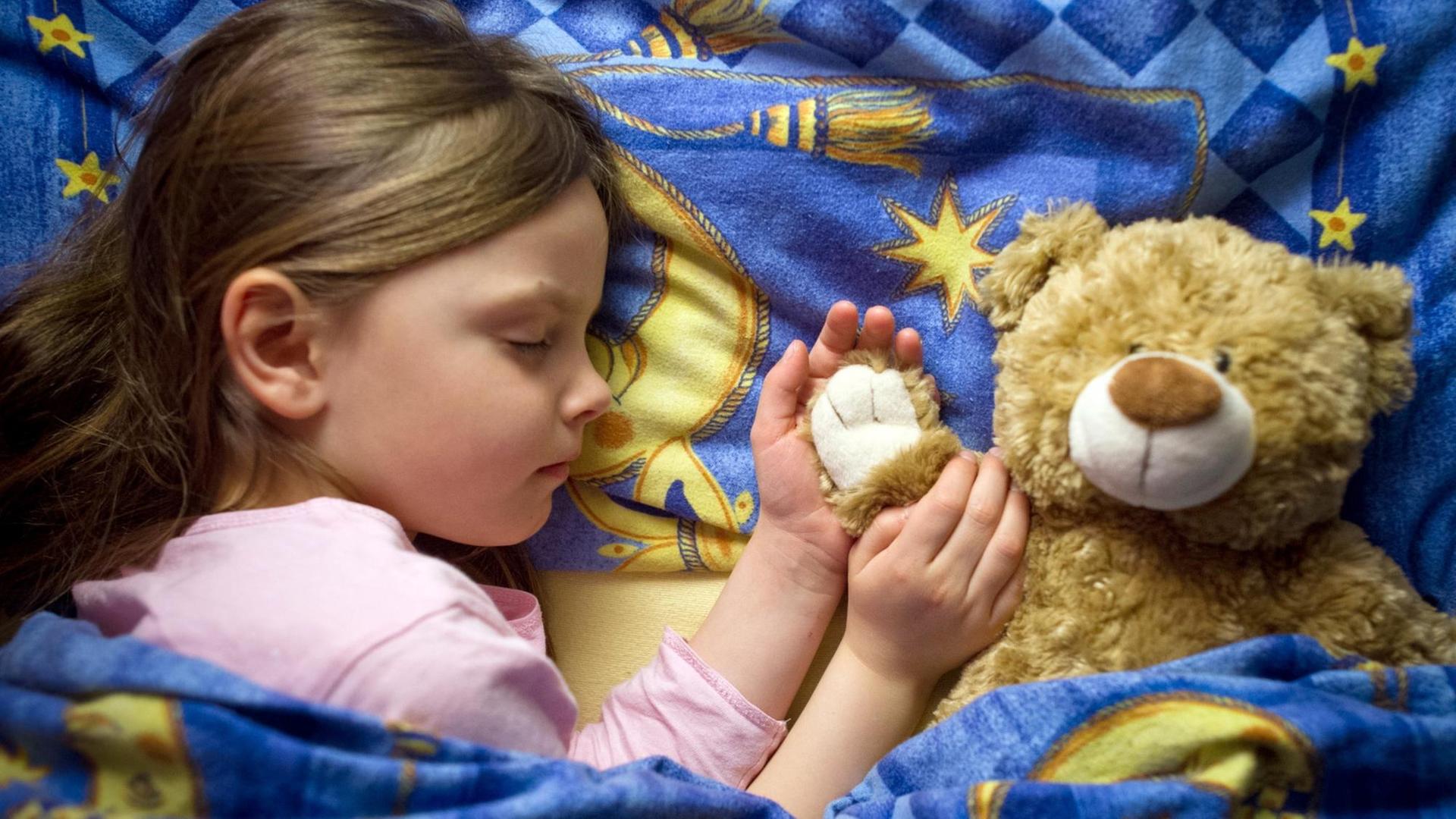 Schlafendes Kind mit Teddybär