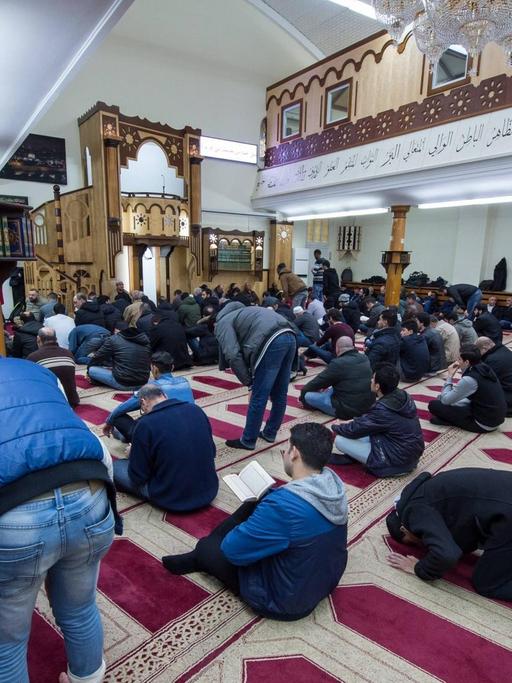Freitagsgebet in der Dar-as-Salam-Moschee in Berlin Neukölln.