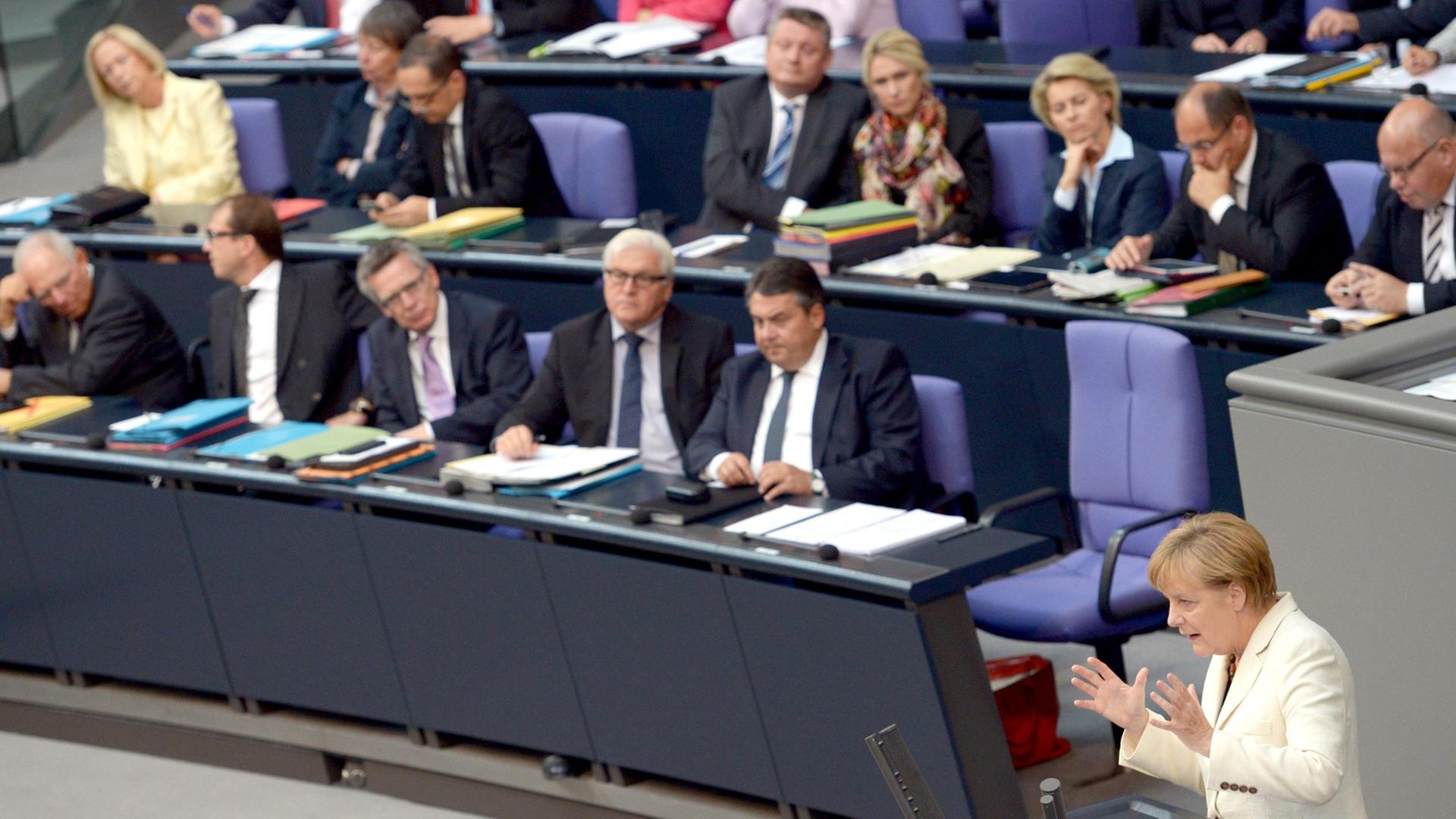 Bundeskanzlerin Angela Merkel (CDU) spricht am 10.09.2014 im Rahmen der Plenarsitzung im Deutschen Bundestag in Berlin zu den Abgeordneten.