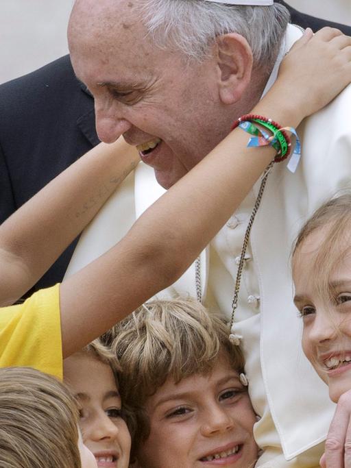 Papst Franziskus am 25.06.2014 mit Kindern bei seiner General-Audienz auf dem Petersplatz im Vatikan.