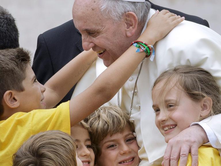 Papst Franziskus am 25.06.2014 mit Kindern bei seiner General-Audienz auf dem Petersplatz im Vatikan.