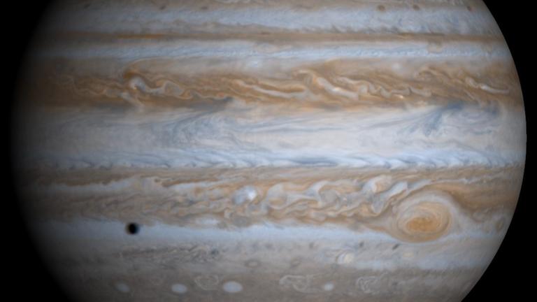 Der Riesenplanet Jupiter wird bis Weihnachten den Ringplaneten Saturn überholen Der Riesenplanet Jupiter wird bis Weihnachten den Ringplaneten Saturn überholen