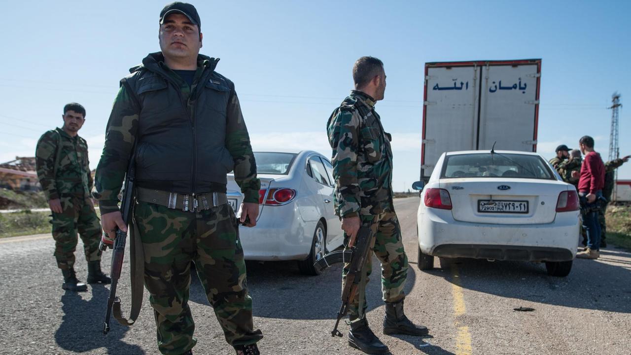 Sicherheitskräfte bewachen einen Hilfstransport in Syrien