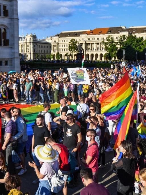 Eine Menschenmenge mit Regenbogen-Fahnen steht am ungarischen Parlamentsgebäude in Budapest (14.6.2021)