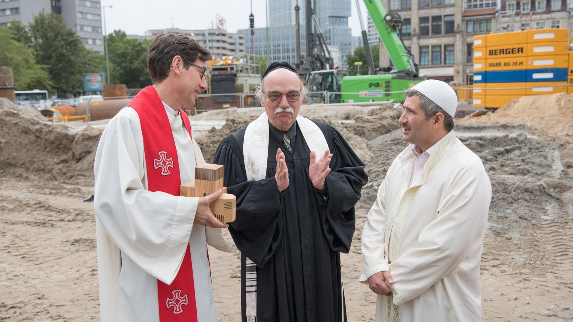 Pfarrer Gregor Hohberg (l-r), Rabbiner Andreas Nachama und Iman Kadir Sanci beim Abschluss der Tiefgründungsarbeiten des Bauprojekts für die interreligiöse Begegnungsstätte "House of One - Bet- und Lehrhaus Berlin". (Archivbild)