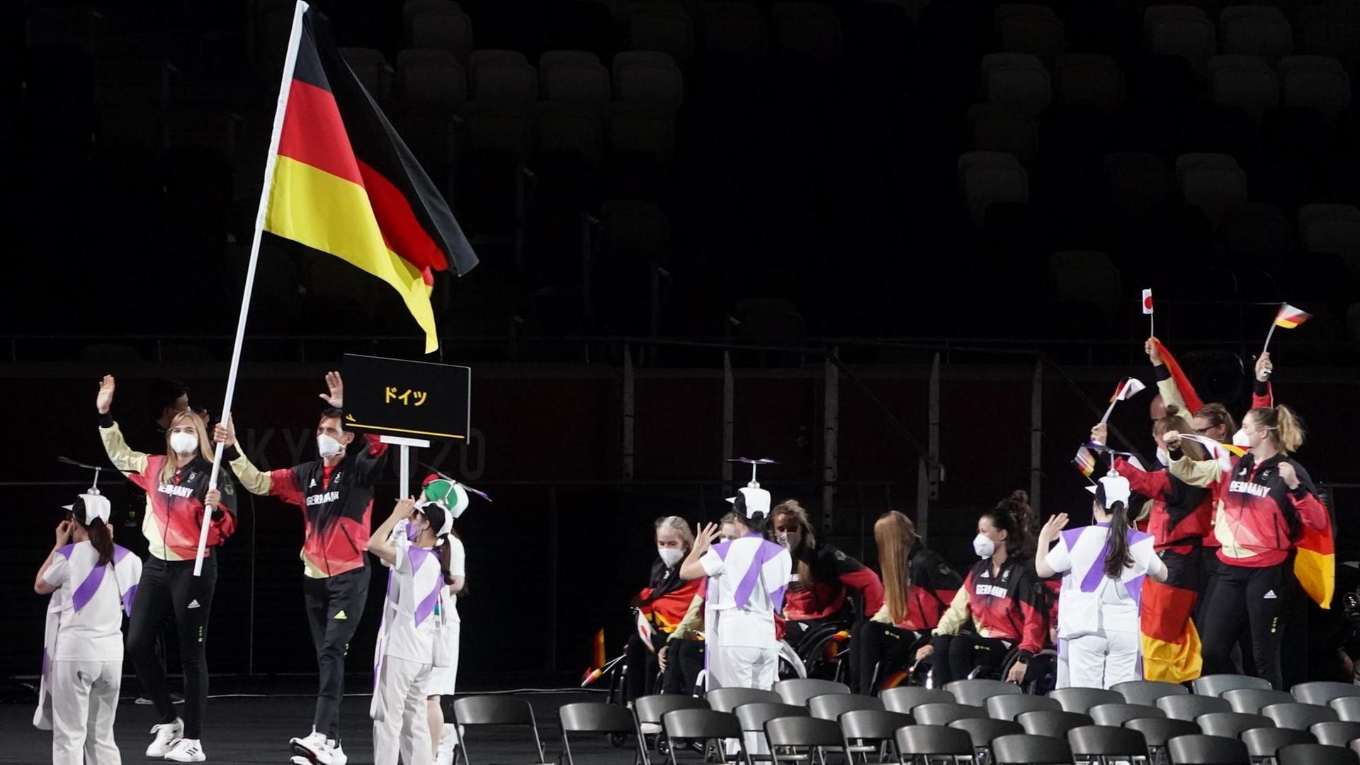 Mareike Miller und Michael Teuber tragen die deutsche Fahne.