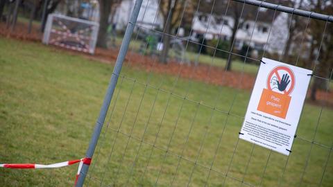 Gross-Umstadt 10.November 2020 zum Thema: Bolzplatz v.l., Bolzplatz gesperrt, Fussballtor abgesperrt, zur Eindämmung des Coronavirus wurden Geschäftsschließungen, Einschränkungen und Kontaktsperren angeordnet und werden Ausgangssperren diskutiert, leeres Bolzplatz, keine Spiele, Fussballplatz, das Foto zeigt News, Coronavirus, Impressionen Gross-Umstadt / Hessen