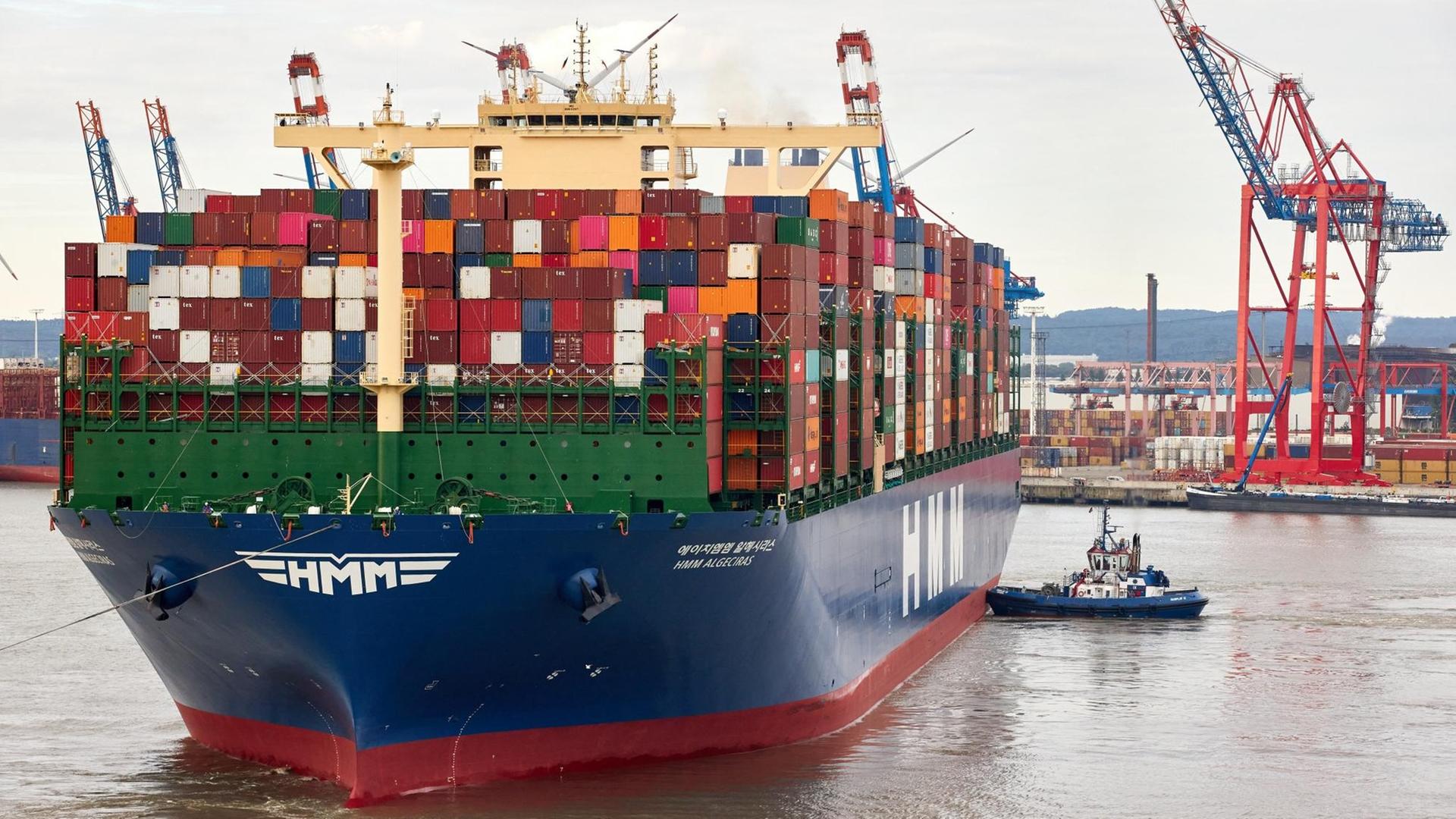07.06.2020, Hamburg: Weltgrößtes Containerschiff «HMM Algeciras» läuft auf seiner Jungfernfahrt den Hamburger Hafen an und wird mit Schleppern vor dem Anlegen im Parkhafen auf der Elbe gedreht. Foto: Georg Wendt | Verwendung weltweit