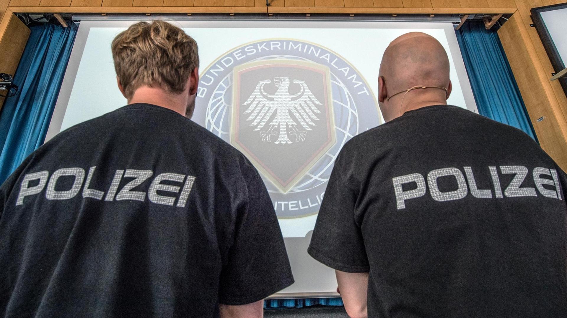 Experten der "Cybercrime Intelligence Unit" des Bundeskriminalamtes (BKA) bereiten am 27.07.2016 in Wiesbaden (Hessen) in der Zentrale des BKA ihre Präsentation vor. Das BKA stellte das Cybercrime-Lagebild 2015 vor