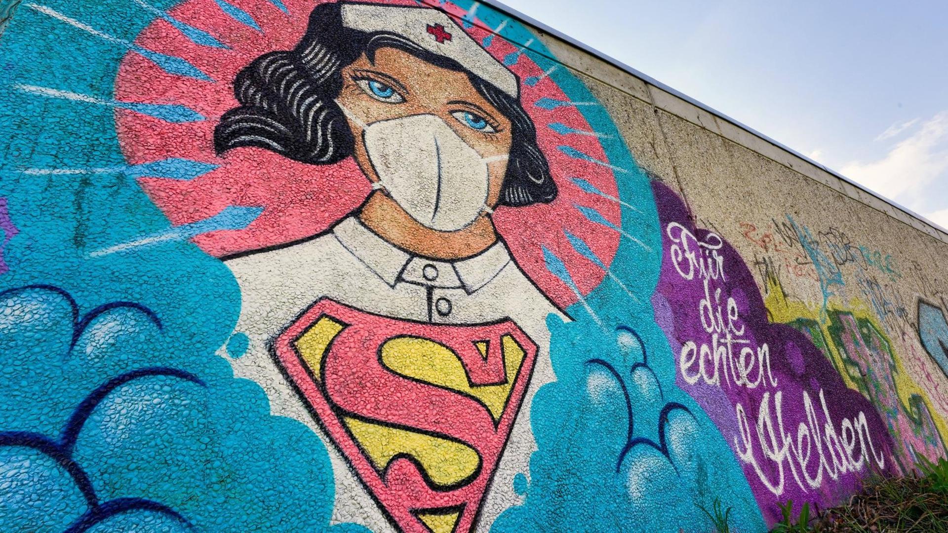 Das Graffiti Super-Nurse an einer Wand in Hamm.