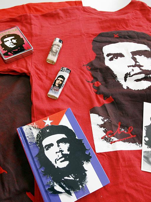 Feuerzeuge, Notizbücher, Postkarten und zwei rote T-Shirts mit immer dem gleichen Konterfei des südamerikanischen Guerilla-Führer Ernesto "Che" Guevara.