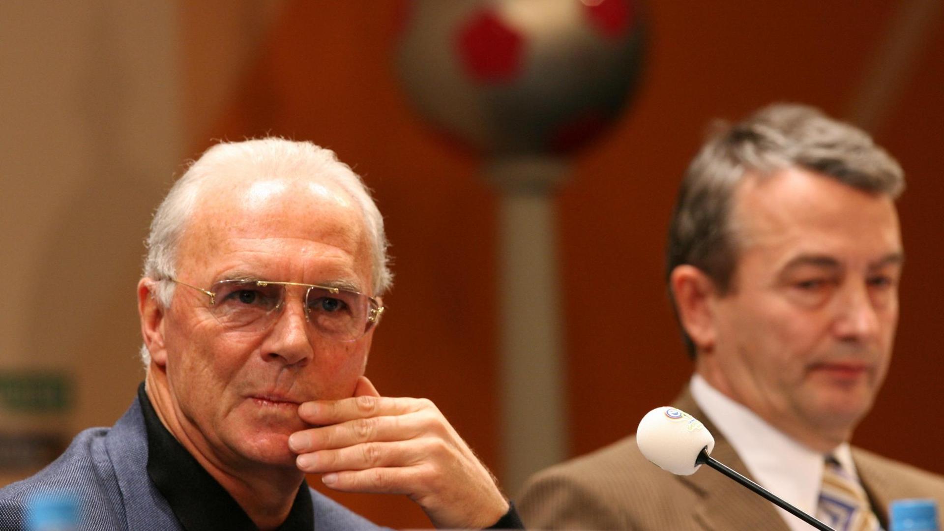 Der Präsident des deutschen FIFA Organisationskomitees, Franz Beckenbauer (l), und sein Vize-Präsident Wolfgang Niersbach, informieren auf einer Pressekonferenz auf der Leipziger Messe am 07.12.2005 Ÿber den Stand der Vorbereitungen zur Endrundenauslosung der Fußball-Weltmeisterschaft 2006 am 09.12.2005 in Leipzig.