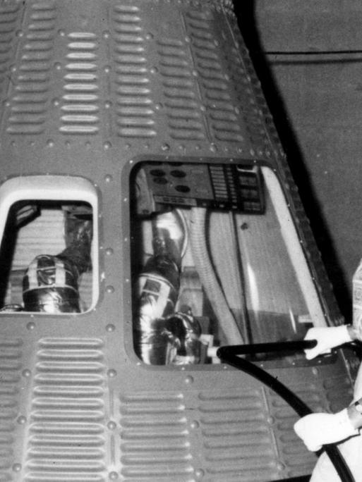 Jerry Cobb posiert neben einer Mercury Raumkapsel. Sie war eine TeilnehmerInnen des First Lady Astronaut Trainees (FLAT).