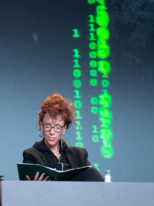 dpatopbilder - 08.05.2019, Berlin: Die Schriftstellerin Sibylle Berg (M) und Schauspielerin Katje Riemann (r) lesen während der Digitalkonferenz "re:publica" aus dem Roman "GRM: Brainfuck" von Sibylle Berg. Links sitzt Moderatorin Nora Wohlfeil.