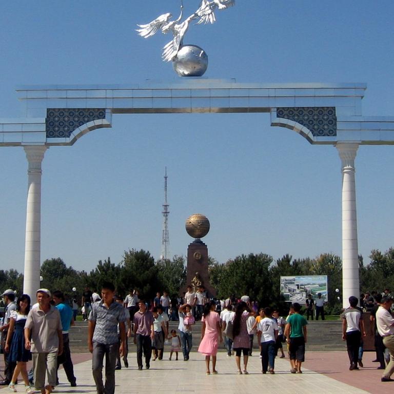 Stadtpark in Taschkent, Usbekistan, Feierlichkeiten zum Unabhängigkeitstag. Am 1.9.2011 ist das Land seit 20 Jahren unabhängig von der eh. Sowjetunion.