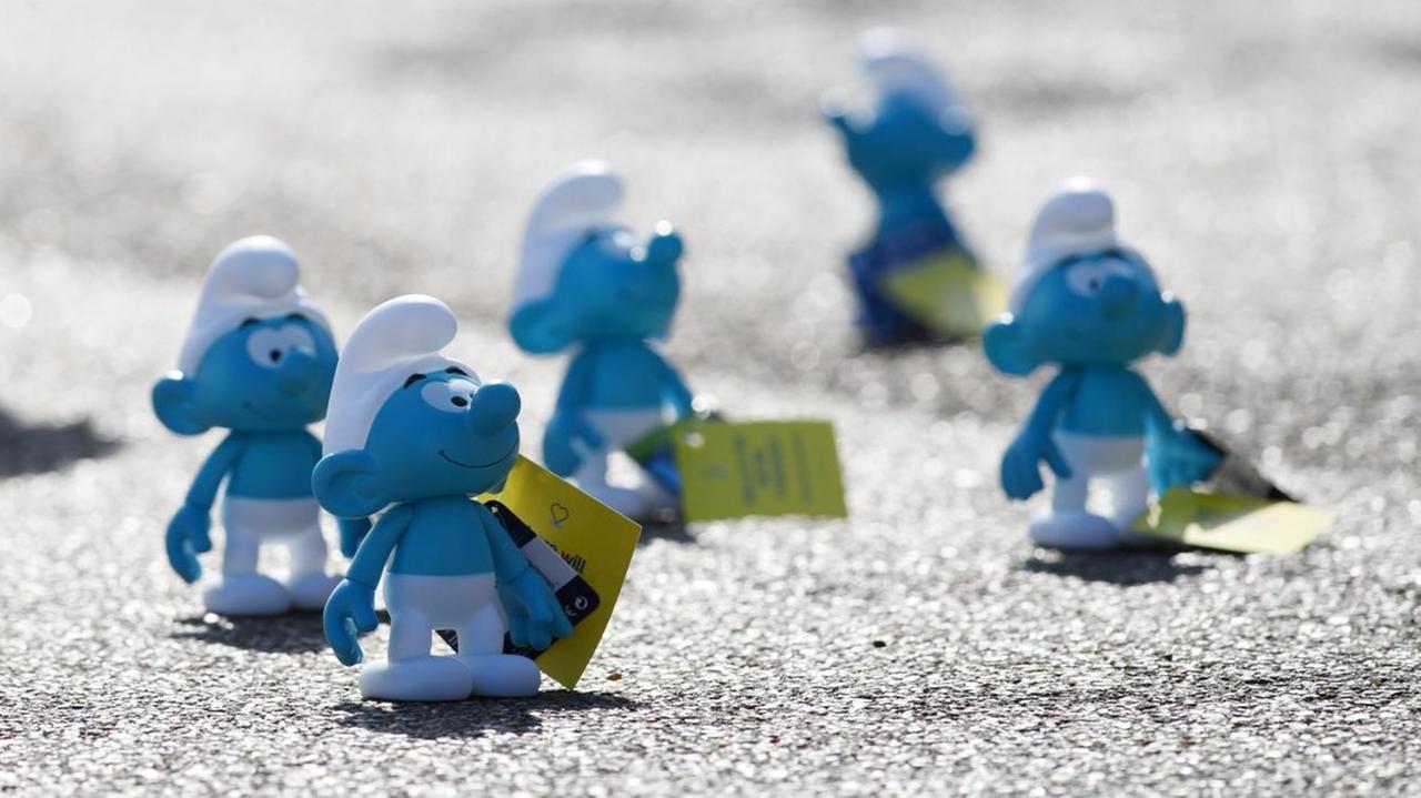 Smurfs crossing Westminster Bridge for a Brussels Tourism Campaign launch. London, UK. 02 May, 2017. |