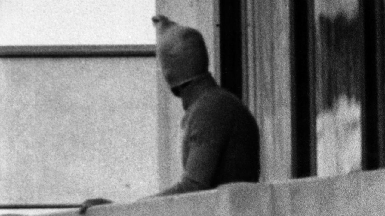 Ein vermummter arabischer Terrorist zeigt sich am 05.09.1972 auf dem Balkon des israelischen Mannschaftsquartiers im Olympischen Dorf der Münchner Sommerspiele.