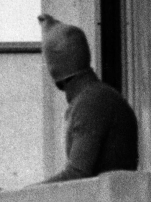 Ein vermummter arabischer Terrorist zeigt sich am 05.09.1972 auf dem Balkon des israelischen Mannschaftsquartiers im Olympischen Dorf der Münchner Sommerspiele.