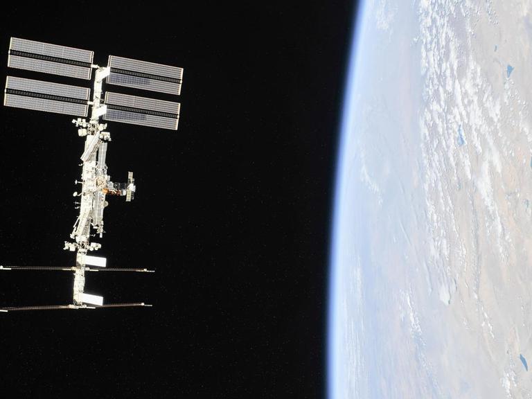 Die Internationale Raumstation ISS, aufgenommen am 04.10.2018 von der Besatzung einer Sojus-Raumfähre.